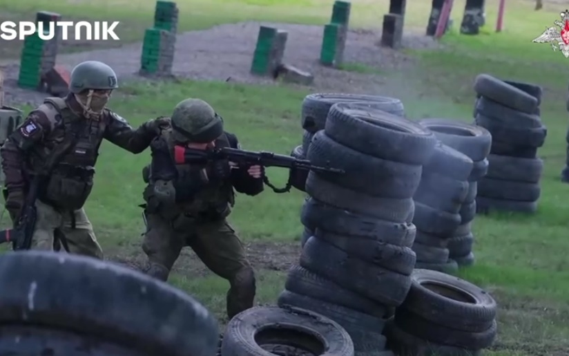 Hé lộ hình ảnh lính Nga diễn tập chiến thuật đánh chiếm chốt phòng ngự Ukraine